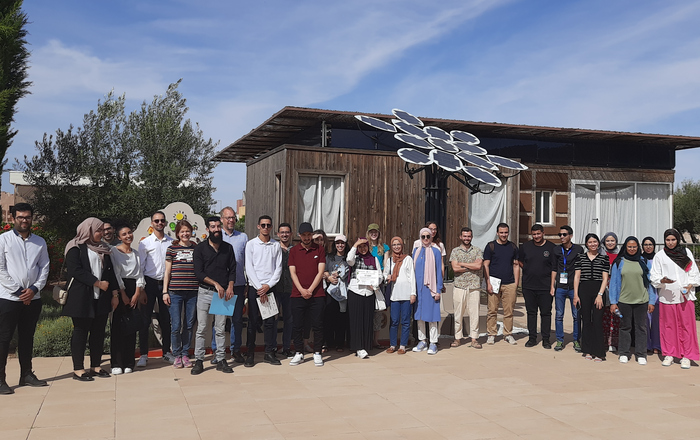Gruppenfoto vor einem der nachhaltigen Gebäude im Green Energy Park