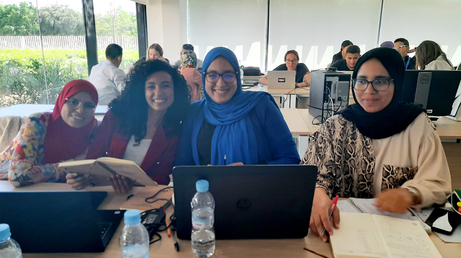 Vier marrokanische Studentinnen sitzen bei der Summer School vor ihren Laptops
