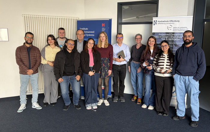 12 Personen n einer Reihe vor 2 RollUps