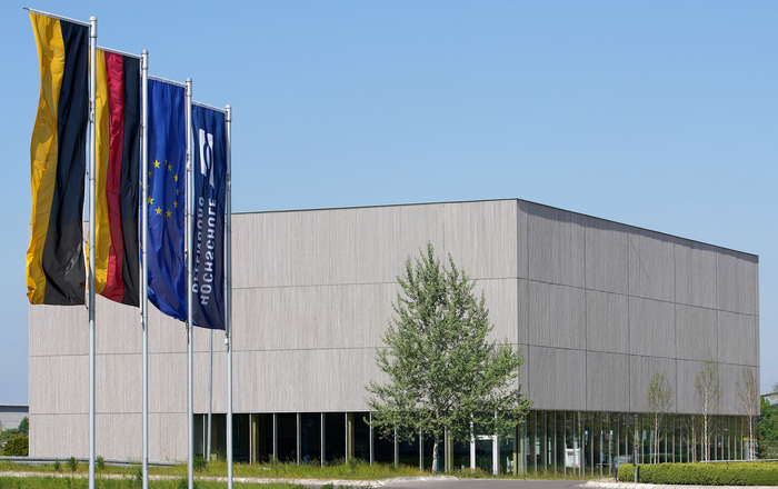 RIZ Energie Gebäude von außen links davon die Flaggen von Baden-Württemberg, Deutschland, Europa und der Hochschule