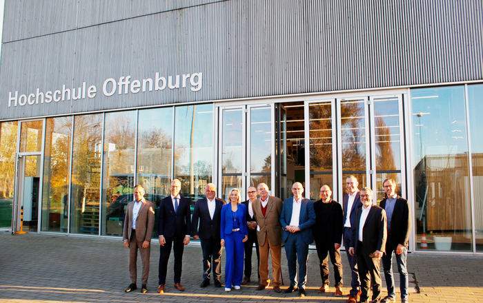 Gruppenfoto vor dem Gebäude an dem Hochschule Offenburg steht