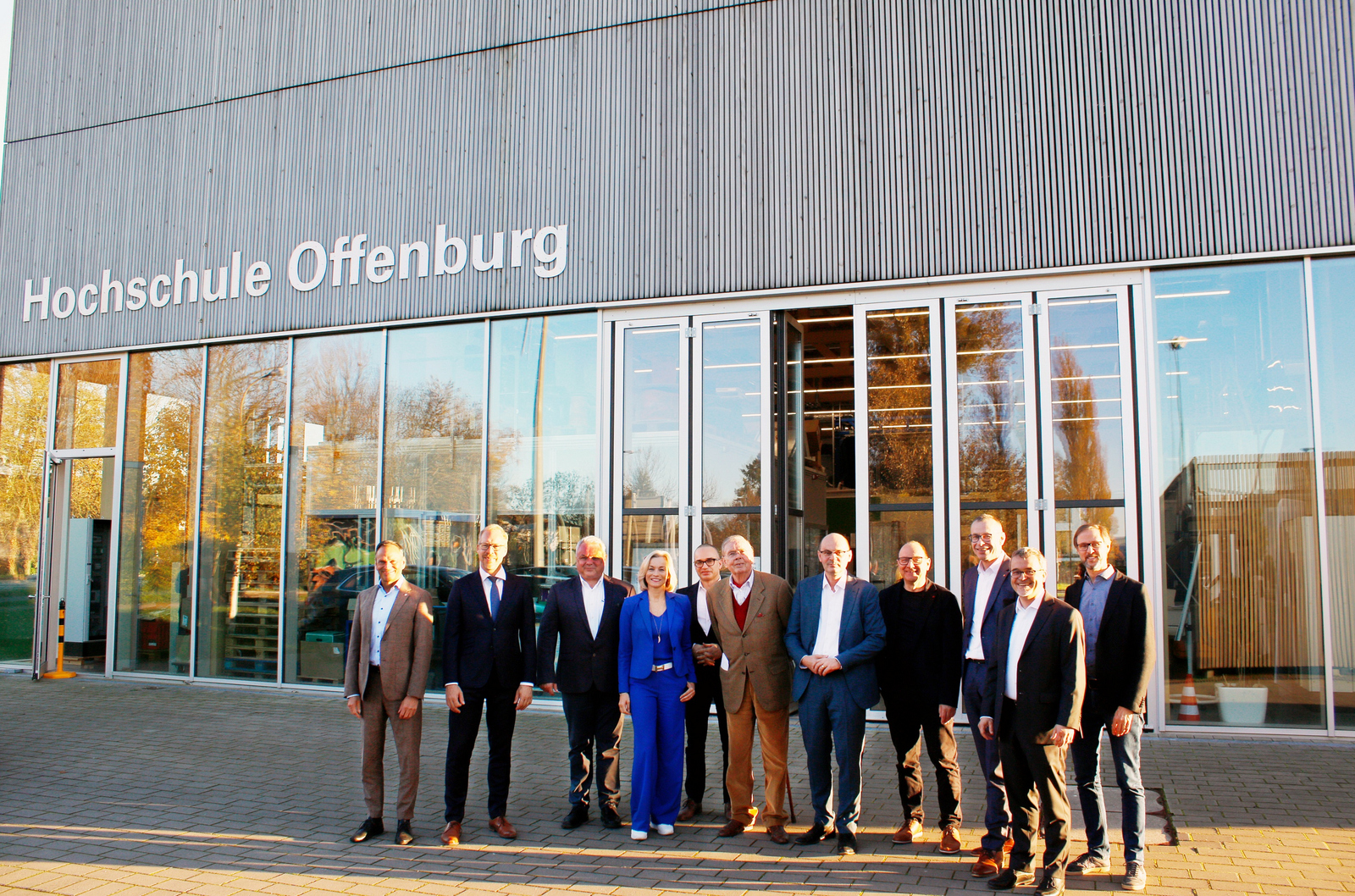 Gruppenfoto vor dem Gebäude an dem Hochschule Offenburg steht