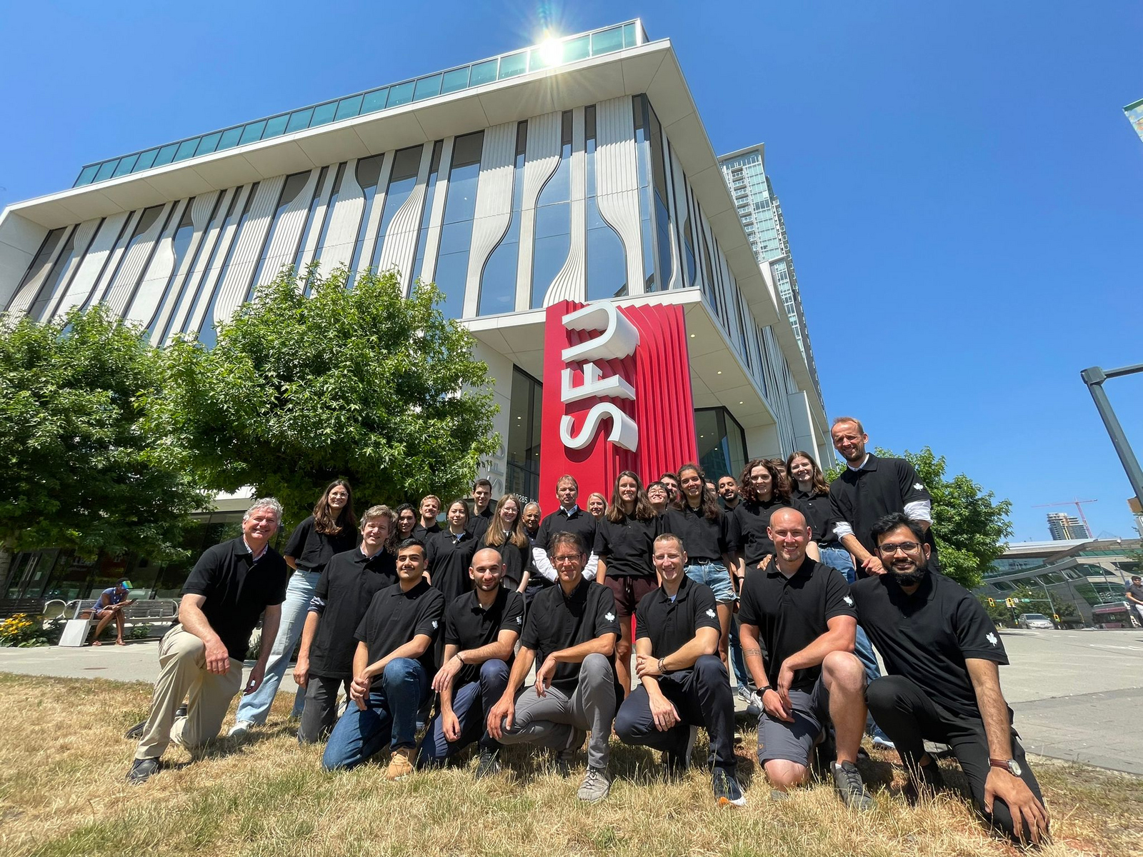 Gruppenfoto der Teilnehmenden der Summer School vor der Simon Fraser University